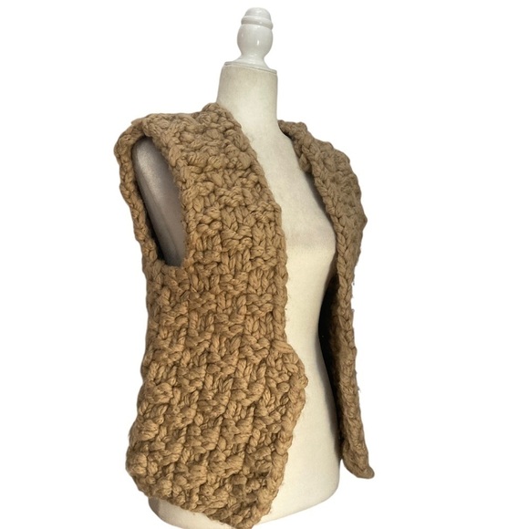 Allude Chunky Knit Sleeveless Sweater Vest in Caramel - Picture 4 of 11